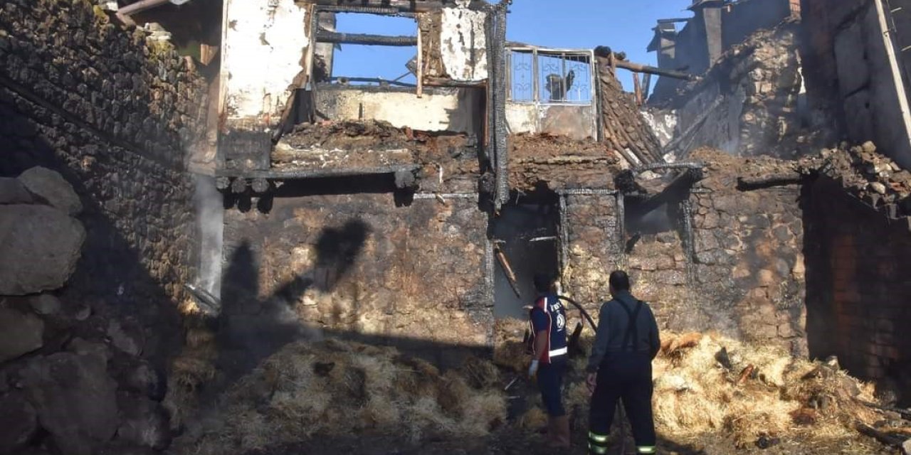 Afyon'da 4 ev çıkan yangında küle döndü