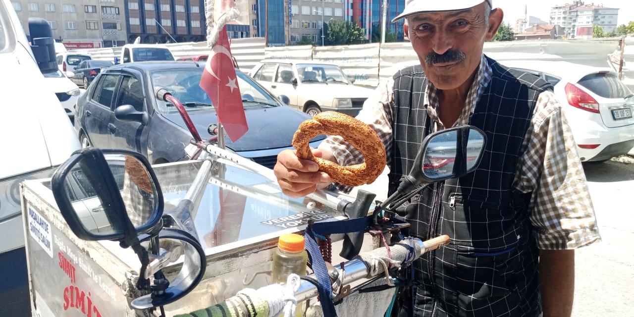 Yaz kış demeden ekmek parası peşinde koşuyor!