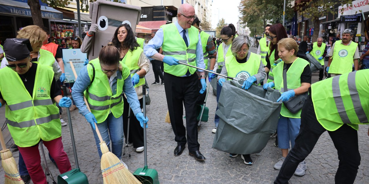 Başkan Kurt vatandaşlarla birlikte çöp topladı