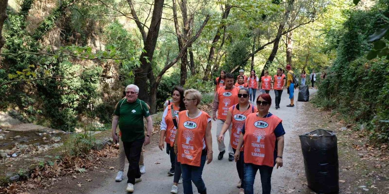 Dünya Temizlik Günü’nde doğada 2 kamyon çöp topladılar