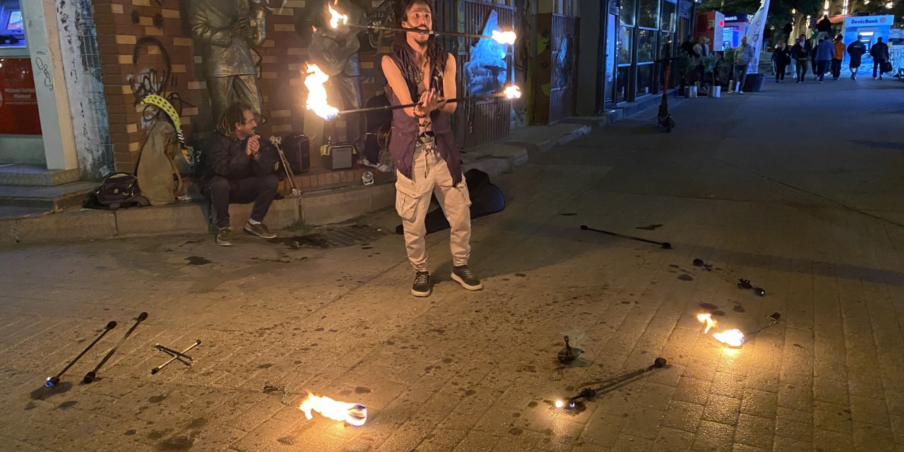 Eskişehir'de sokak sanatçısının gösterisine büyük ilgi