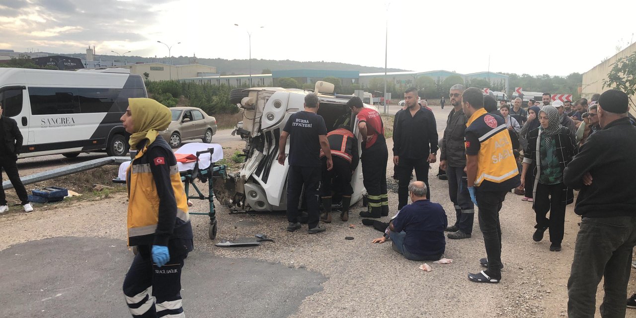 Bursa'da servis kaza yaptı: 12 işçi yaralandı