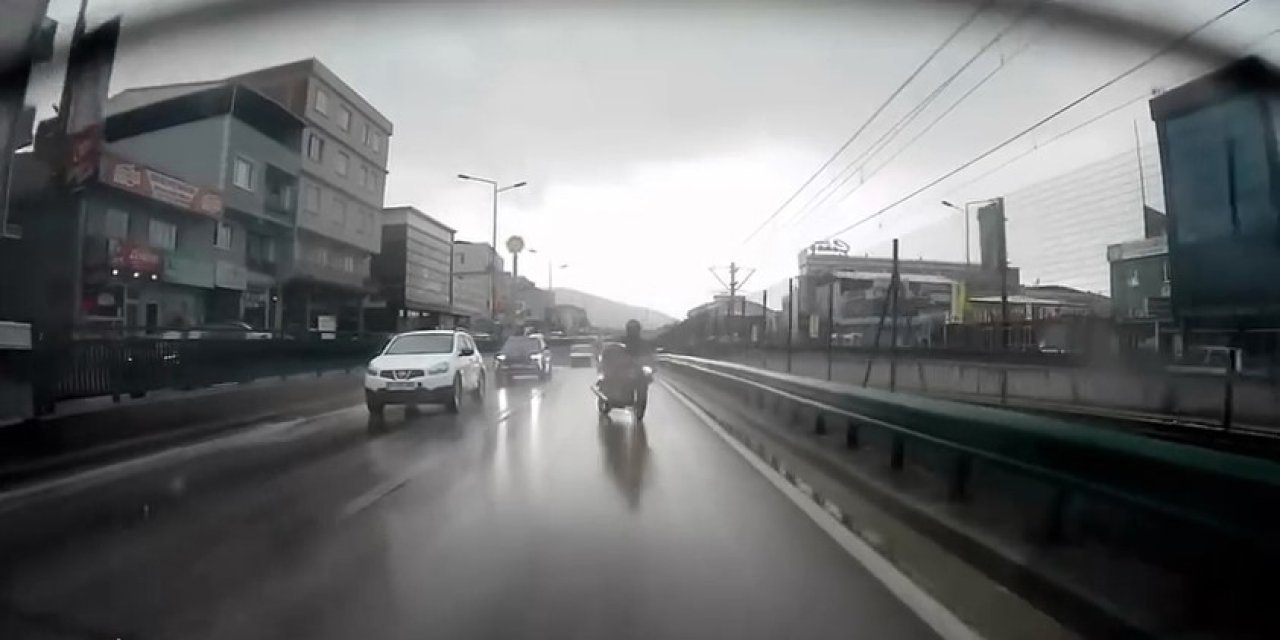 Yağış nedeniyle motosiklet sürücüsü böyle düştü