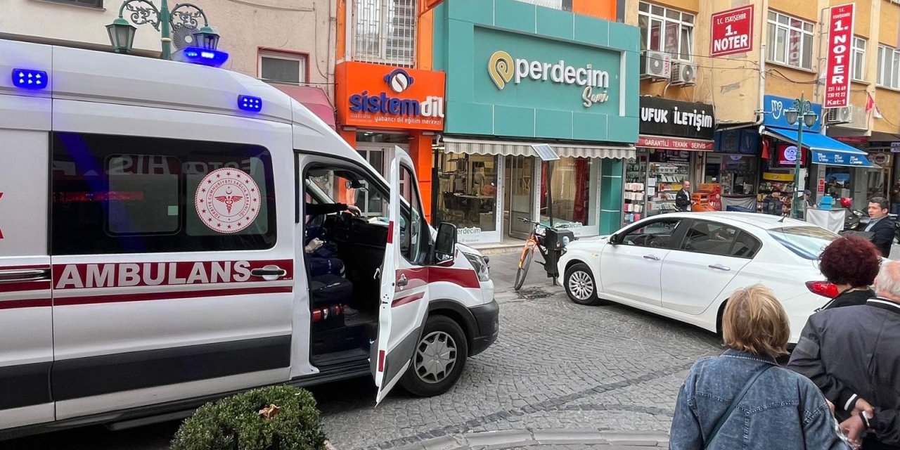 Eskişehir'de duyarsız sürücü ambulansın geçişini engelledi!