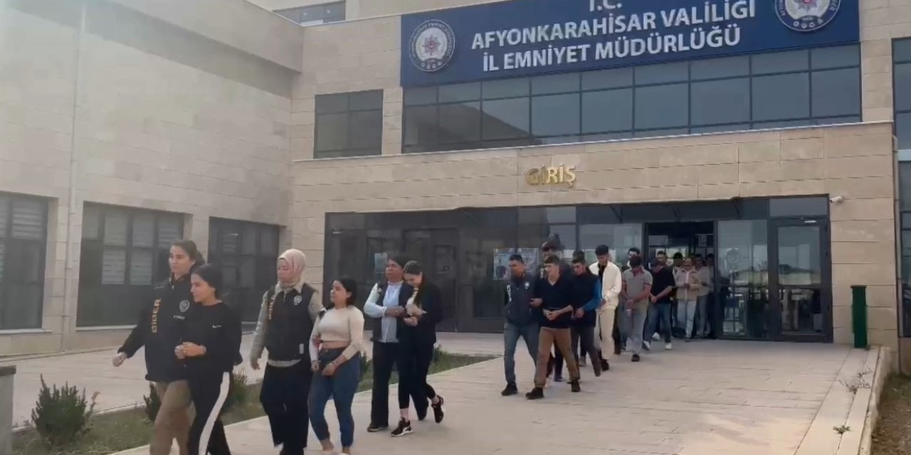 8 kentte eş zamanlı yapılan operasyonda 20 kişi gözaltına alındı