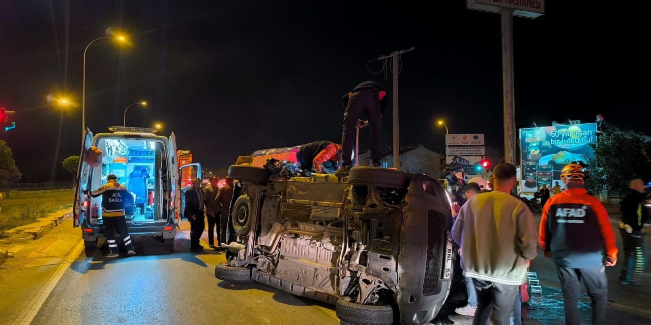 Otomobil ile kamyonet birbirine girdi: 3 yaralı