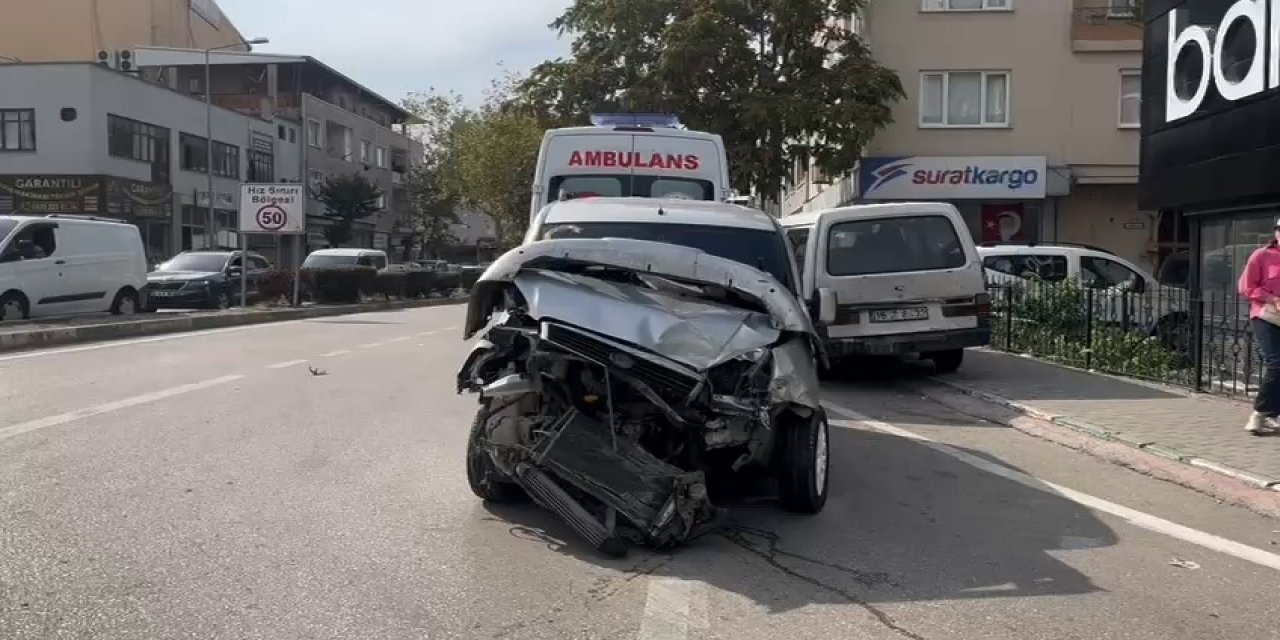 Bursa'da ambulans ile hafif ticari araç çarpıştı
