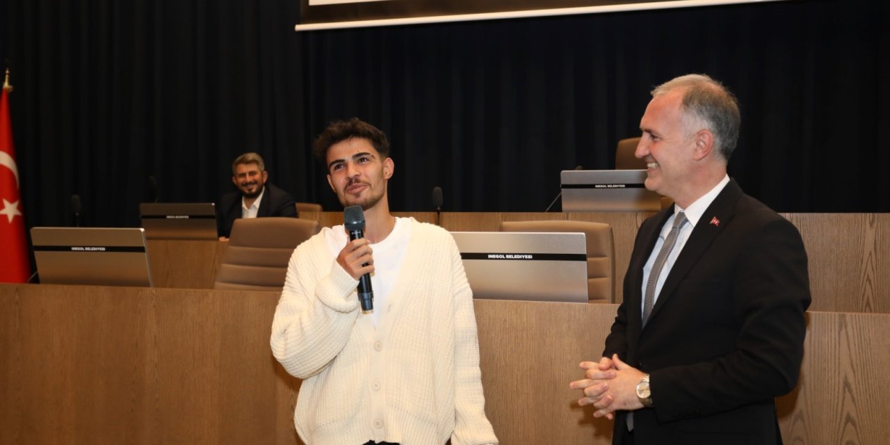 Elindeki çöpü yere atmayan gence özel hediye