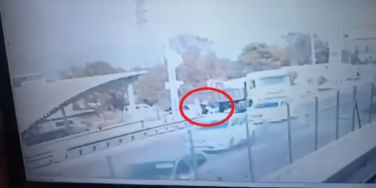 Bebeği ile birlikte yürüyen kadın tır dorsesinin altında kaldı