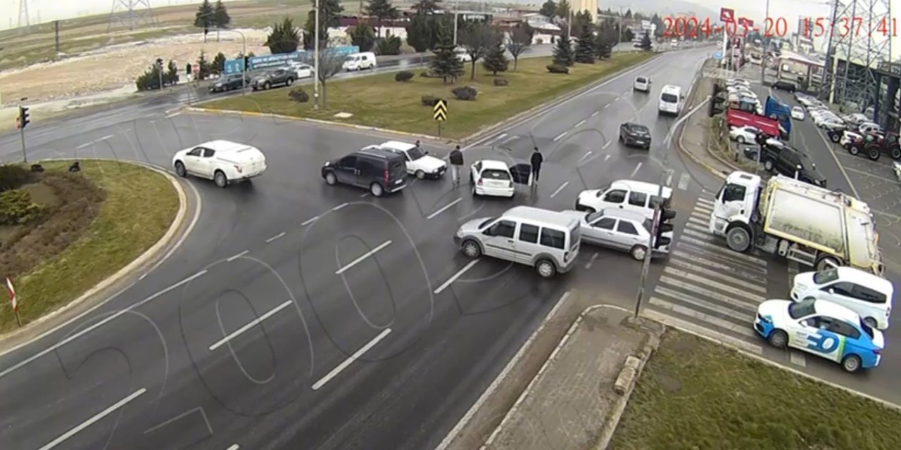 Afyon'da trafik kazaları kameraya yansıdı