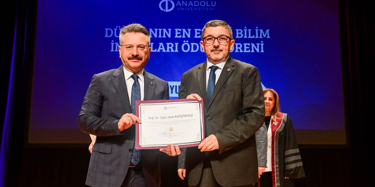 Vali Aksoy Rektörü Kaplancıklı'ya ödülünü takdim etti