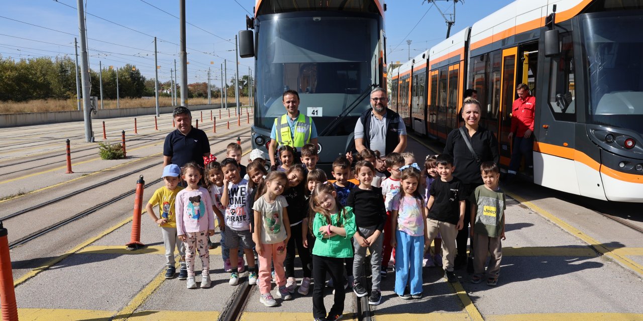 Estram’a Eskişehirli miniklerden ziyaret
