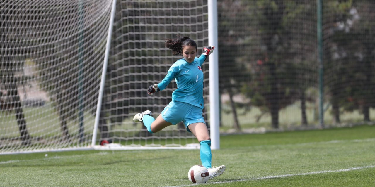 Büyükşehir'in milli kalecisi Esra Yarım Galatasaray'da