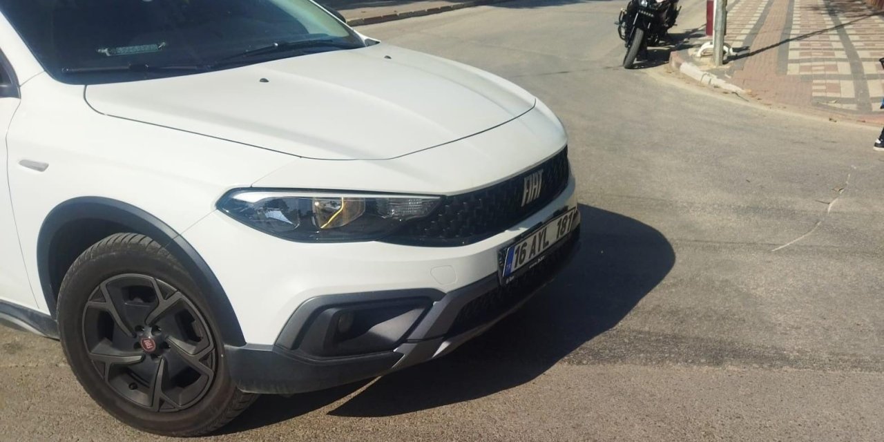Otomobil ile motosiklet birbirine girdi: 3 yaralı
