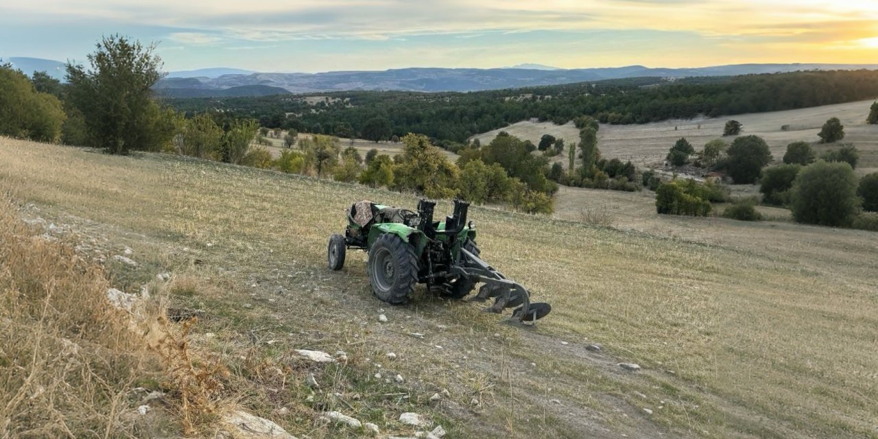 Çiftçi devrilen tırın altında kaldı