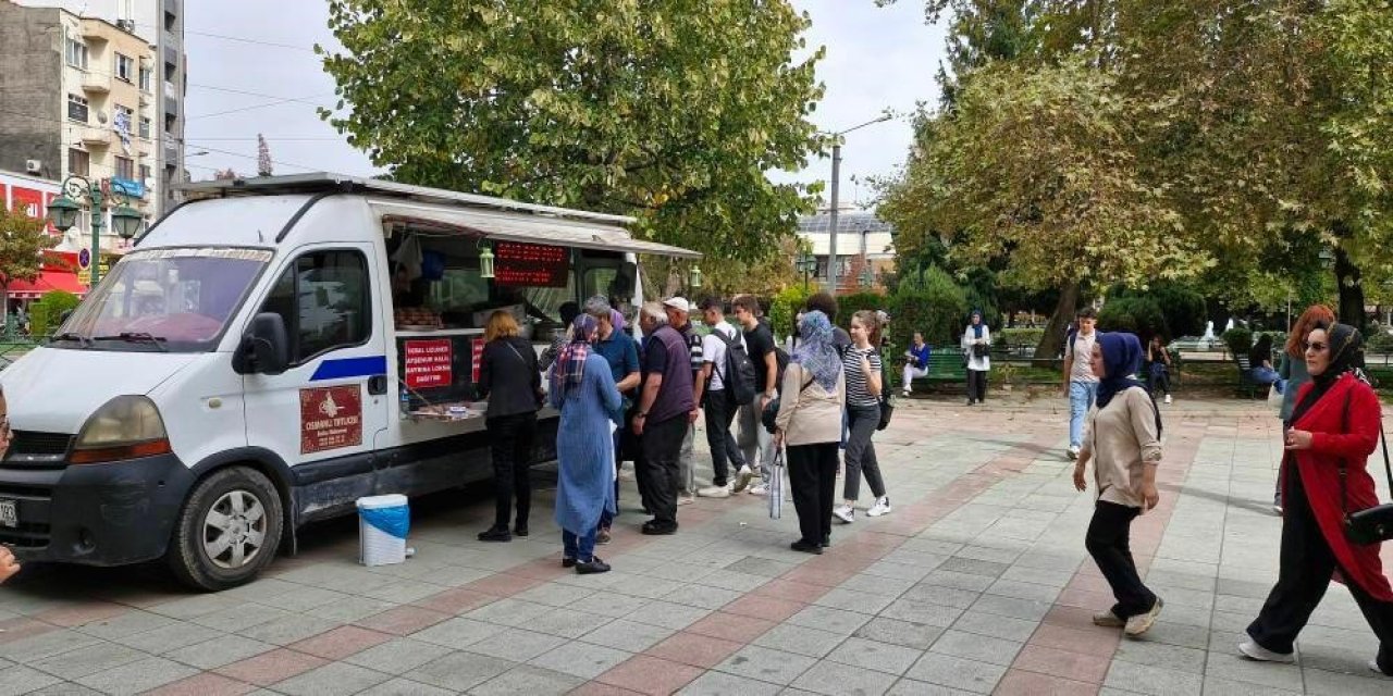 İstanbul'da katledilen İkbal Uzuner ve Ayşenur Halil için lokma döküldü