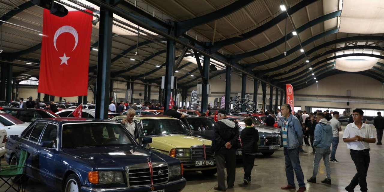 15 şehirden 300 klasik araç katıldı bu fuara katıldı