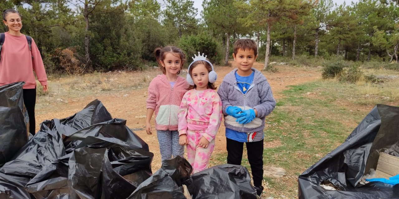 Vatandaşlardan güzel hareket: 30 poşet çöp topladılar