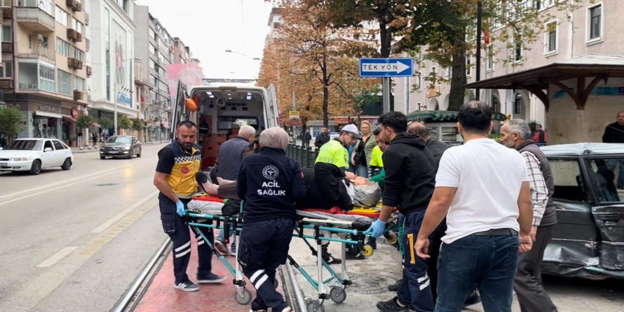 Bursa’da karşı yönden gelen araçla çarpıştı: 2 yaralı