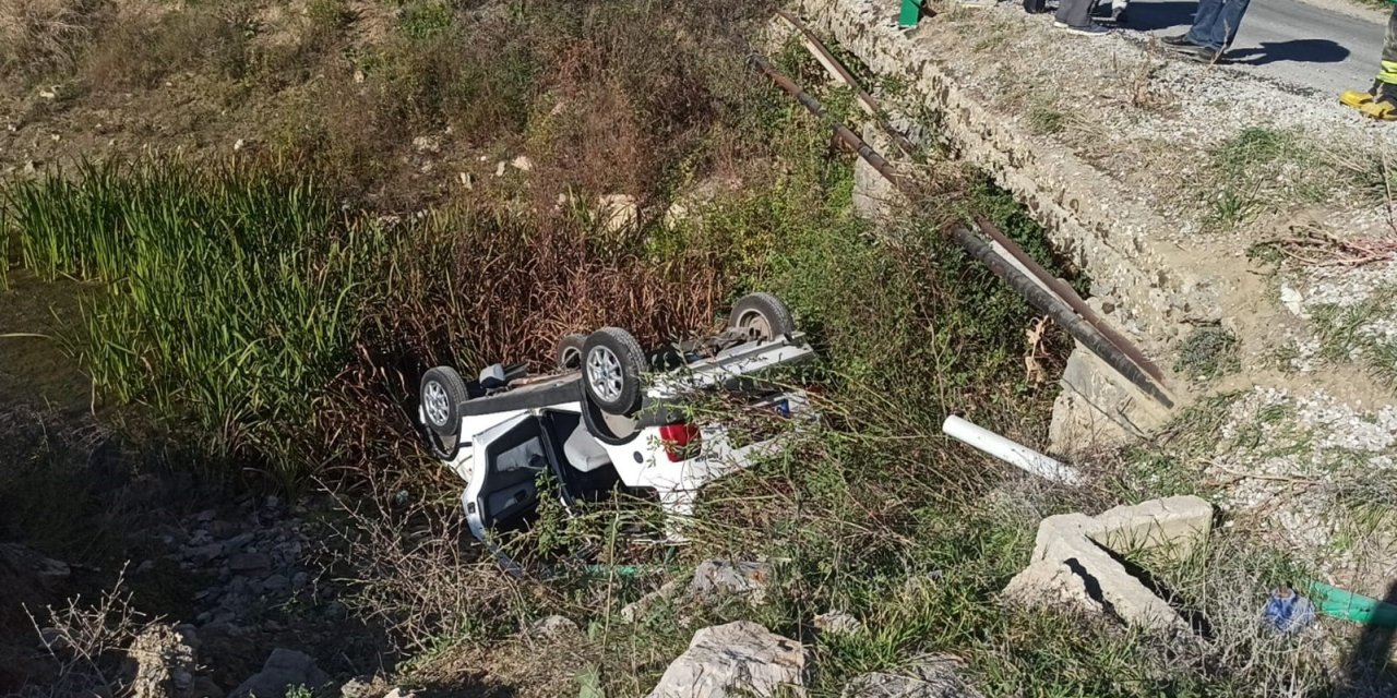 Kontrolden çıkan araç sulama kanalına uçtu