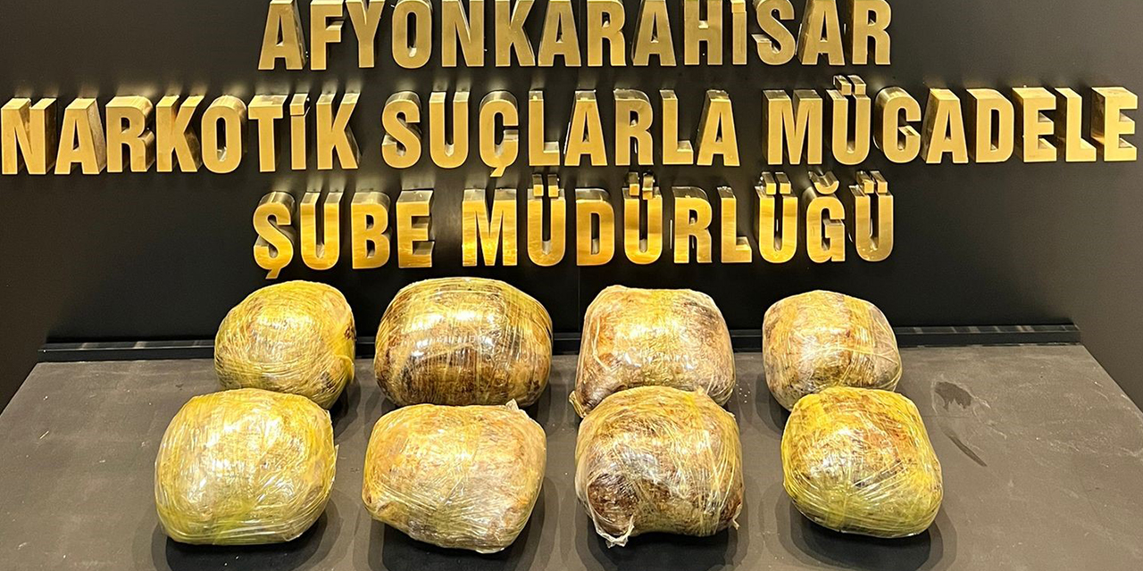 4 kilo uyuşturucuyu otomobilin çamurluğuna koymuşlar!
