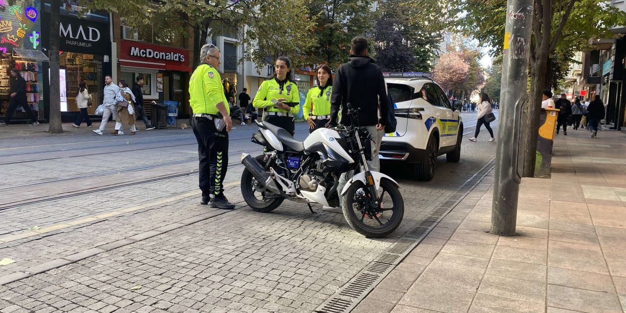 Kasksız, plakasız ve ehliyetsiz motosikletli cezadan kaçamadı