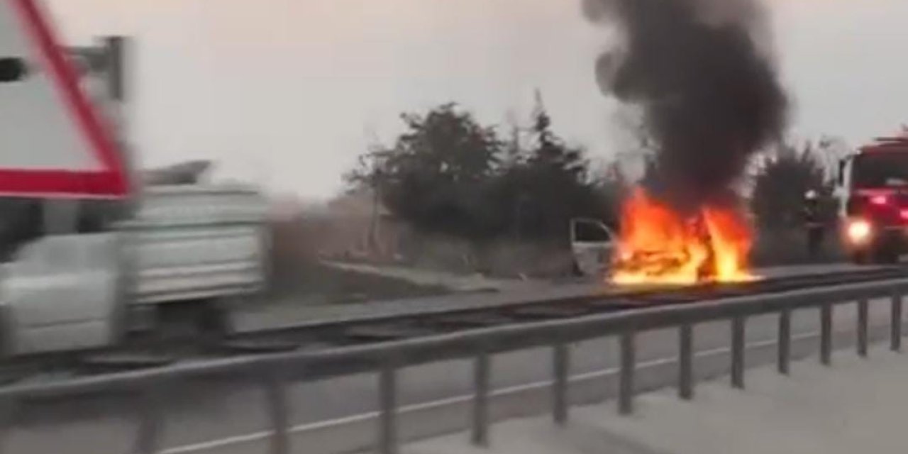 Bursa'da seyir halinde olan bir otomobil alev topuna döndü