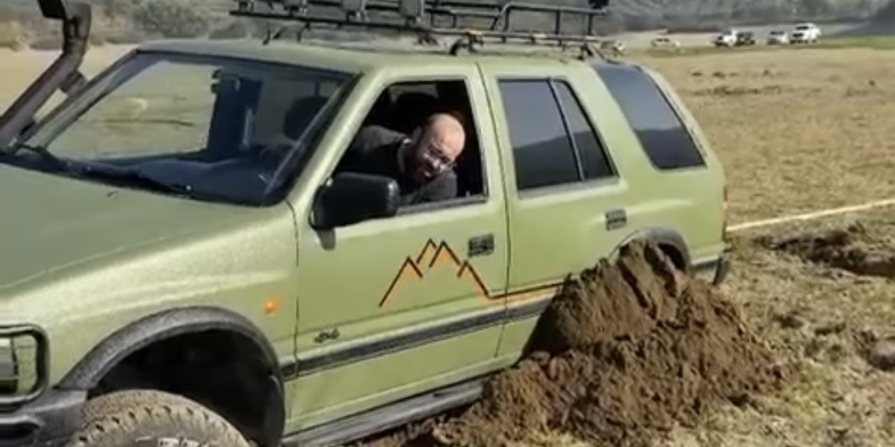 Pikniğe giden vatandaşlar araçlarıyla bataklığa saplandı
