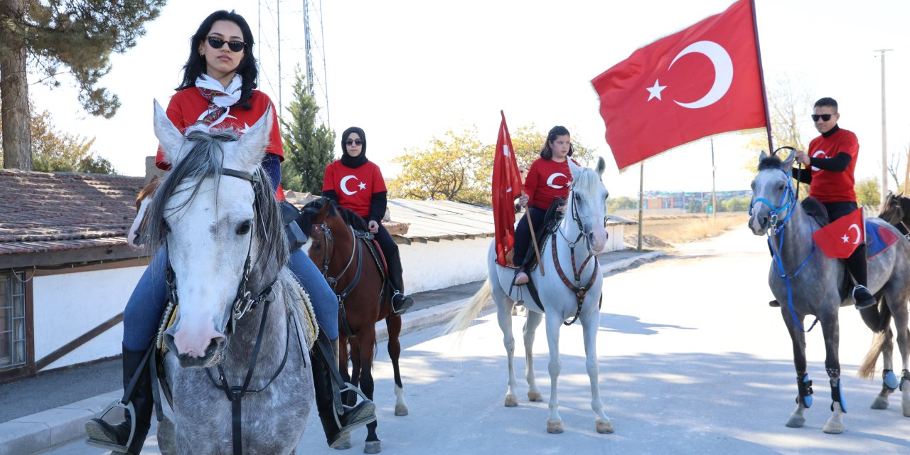 Cumhuriyetin 101'inci yılını ata binerek kutladılar