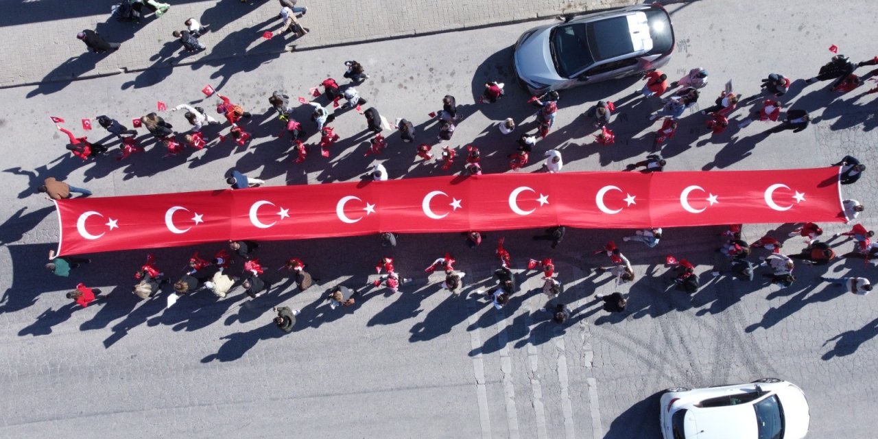 Eskişehir’de 101’inci yıla özel 101 metrelik Türk bayrağı açıldı