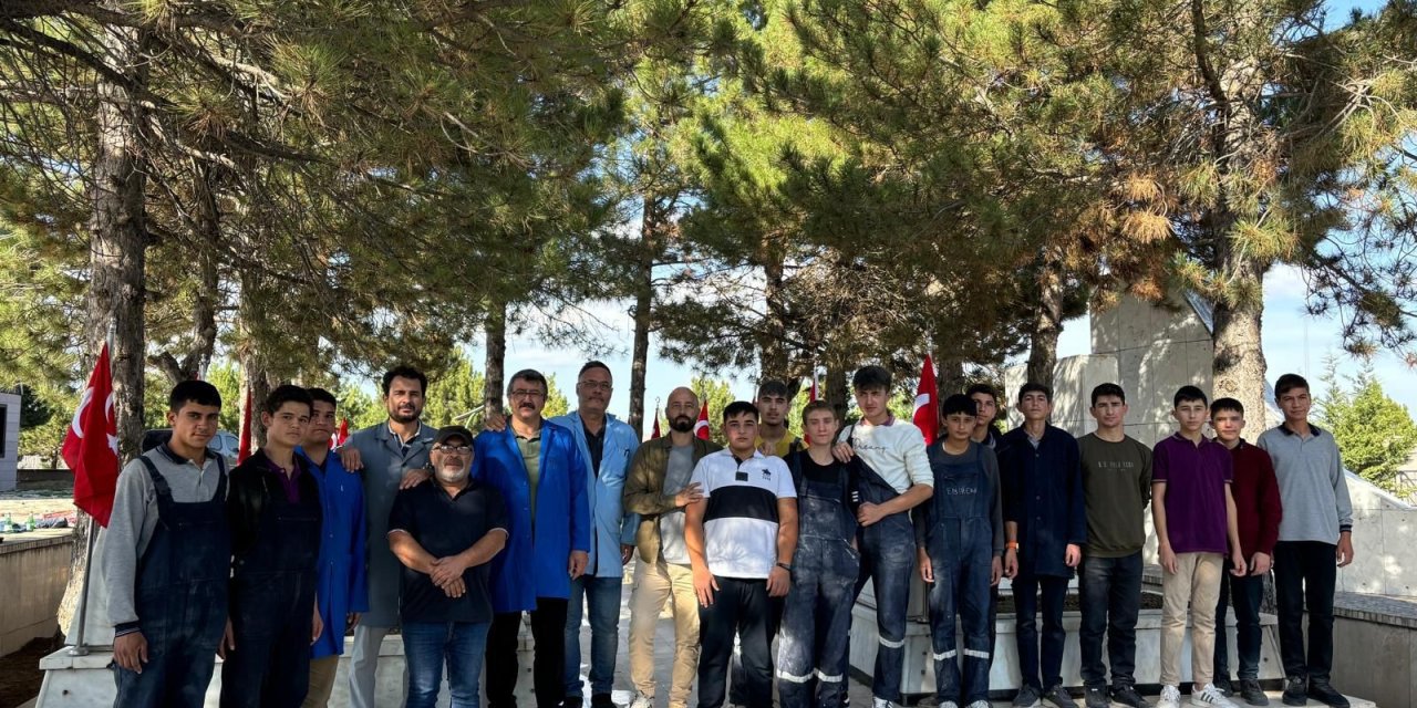 Afyonkarahisar öğrenciler şehitliğin bakımını yaptı