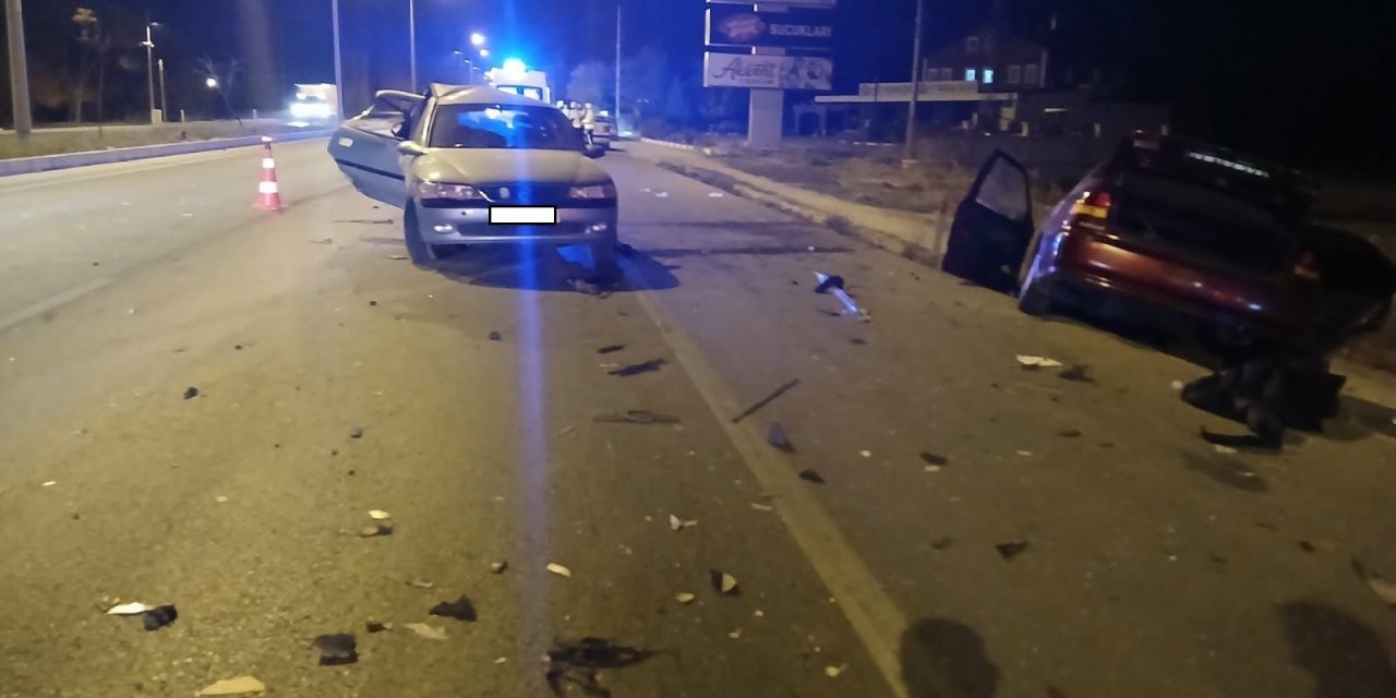Afyonkarahisar’da kaza yapan araç kullanılmaz hale geldi