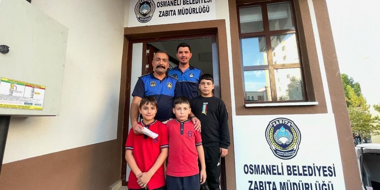 Üç arkadaş yerde buldukları parayı zabıtaya teslim etti
