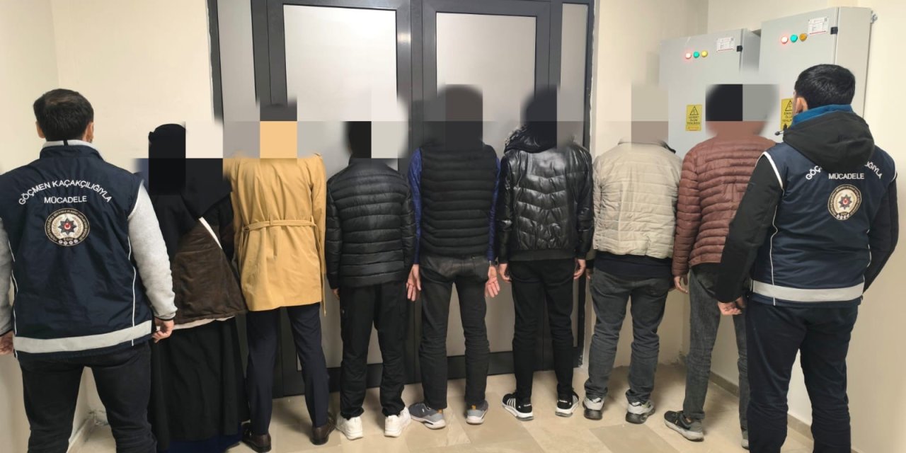 Polisin durdurduğu araçtan 7 düzensiz göçmen çıktı