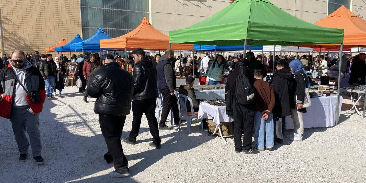 Antika pazarında hafta sonu yoğunluğu
