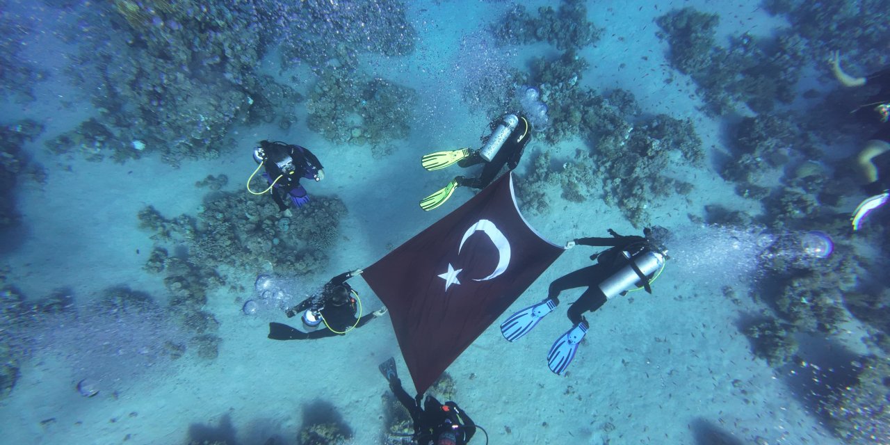 Eskişehirli dalgıçlar Mısır'da Ata'sını andı