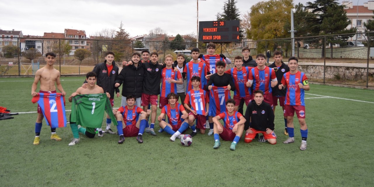 Ligin yeni lideri Demirspor'un gençleri