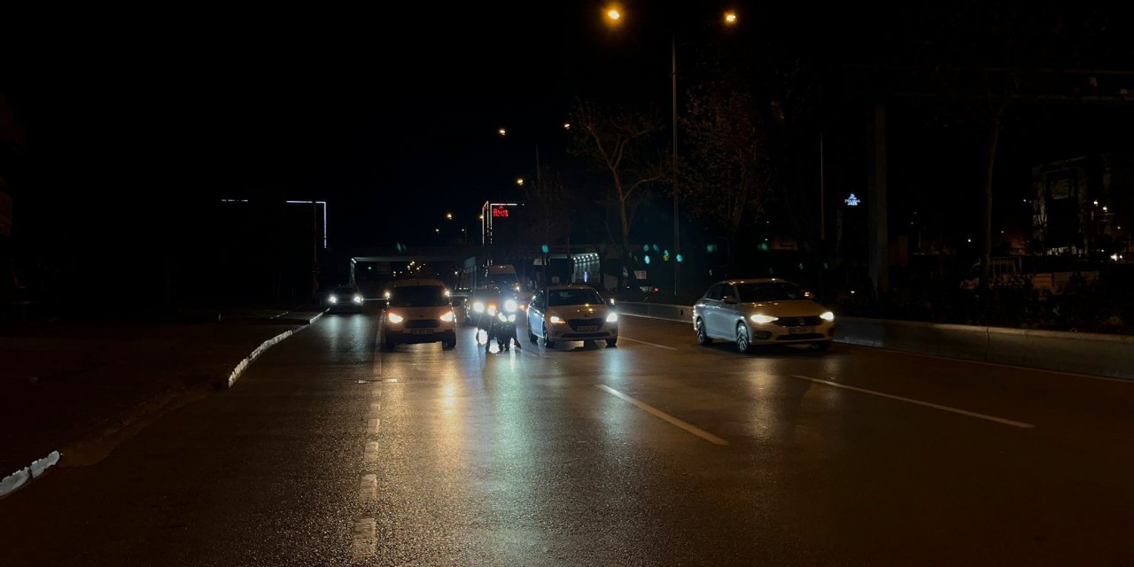Araçlar motosiklet sürücülerine siper oldu