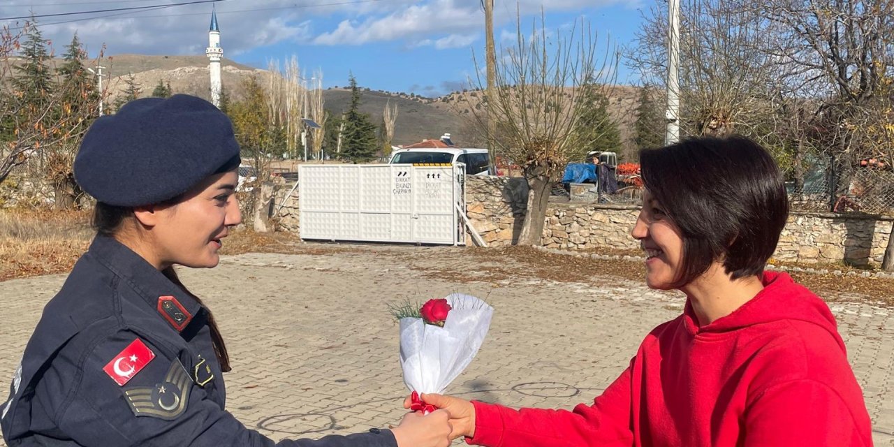 Jandarmadan öğretmenlere çiçekli jest