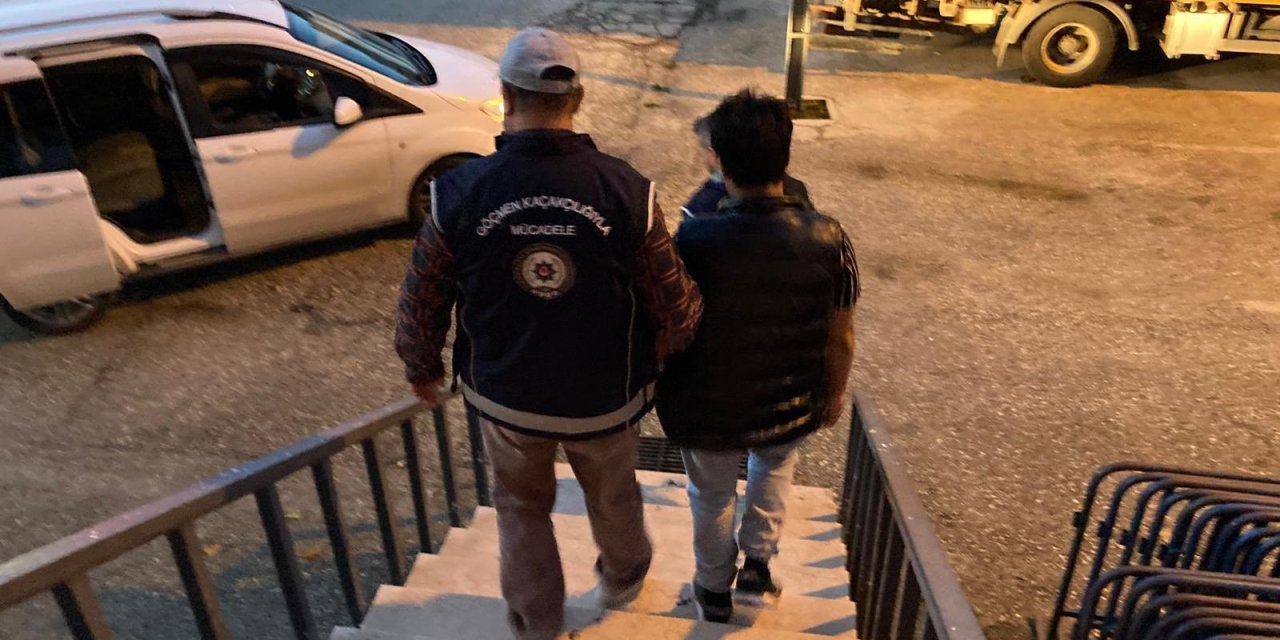 2 düzensiz göçmen sınır dışı edilmek üzere teslim edildi