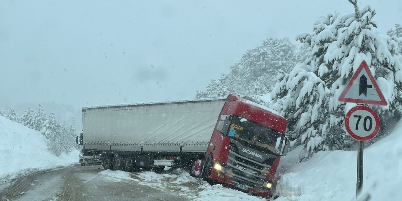 Buzlanma sebebiyle kontrolden çıkan tır yolu kapattı
