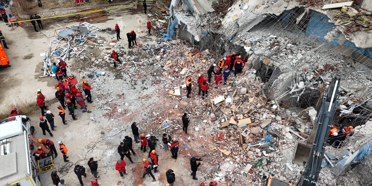 Geniş çaplı deprem tatbikatında yüzlerce personel görev aldı