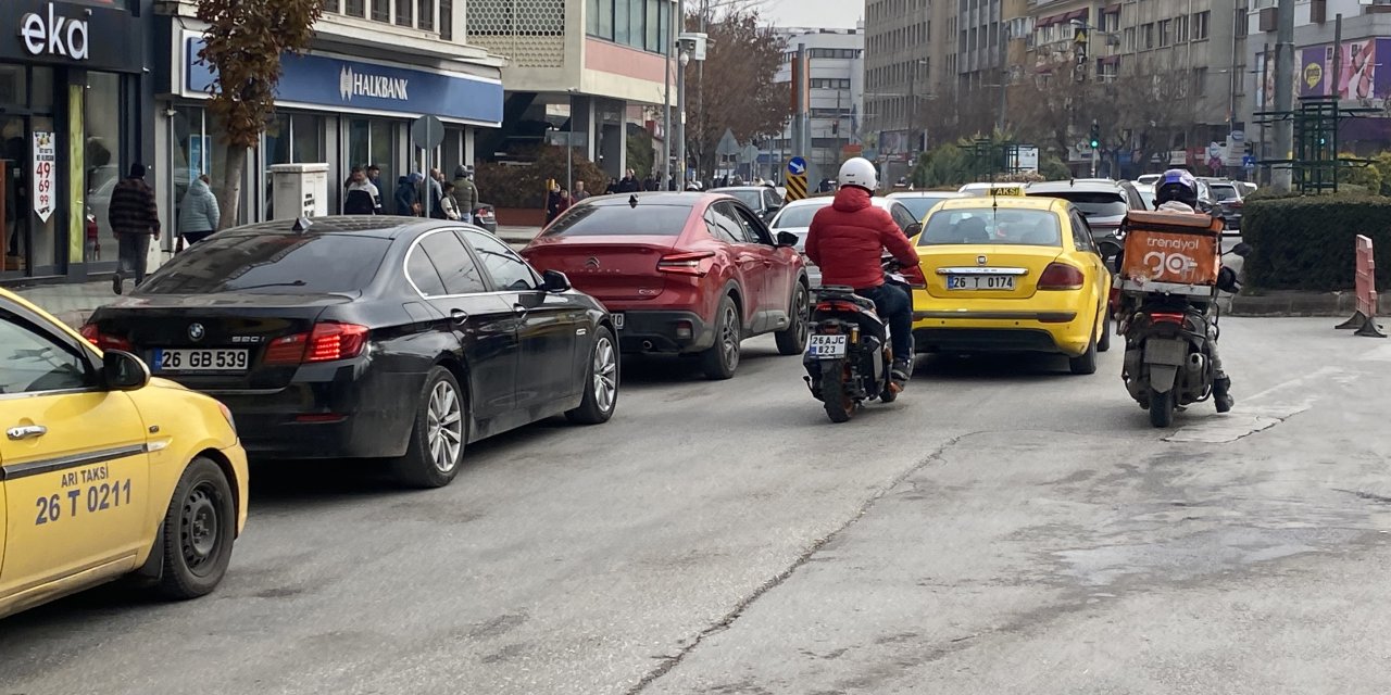Eskişehir'de bina yıkımı trafiği durma noktasına getirdi