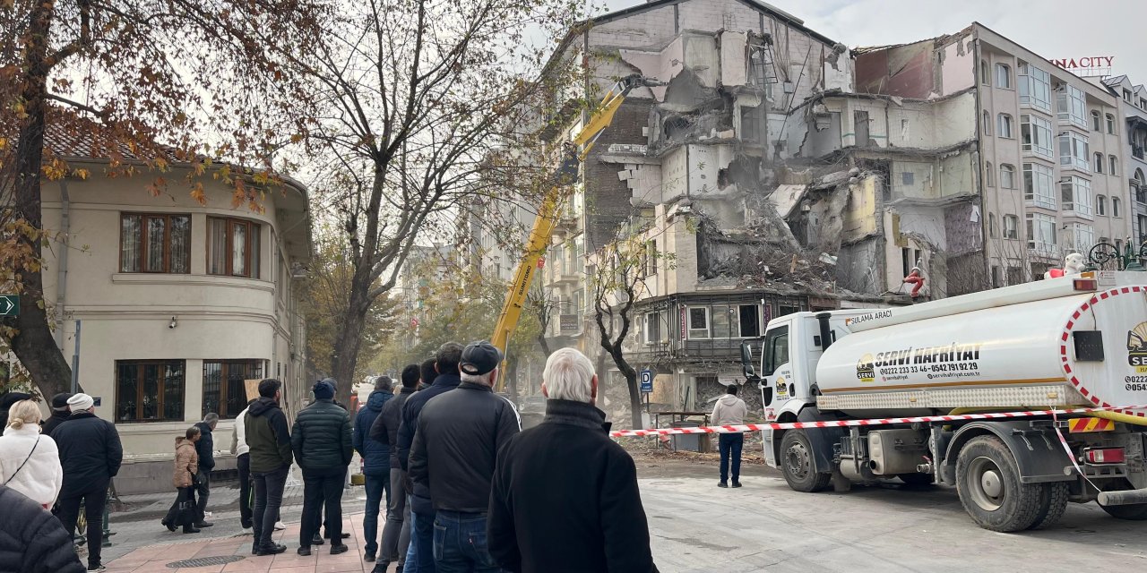 Eskişehir'de bu yıkımı film gibi izlediler