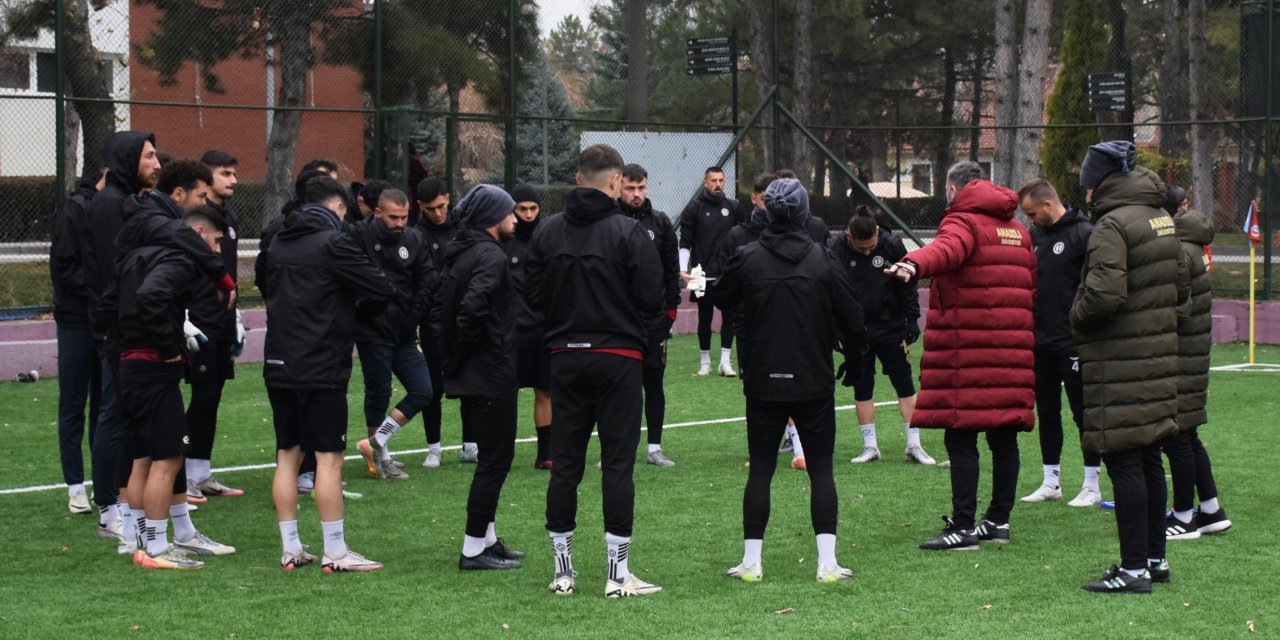 Teknik Direktör İlhan Var futbolcuları uyardı