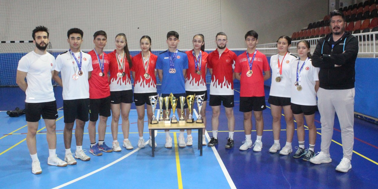 DSİ Bentspor’un süper badmintoncuları