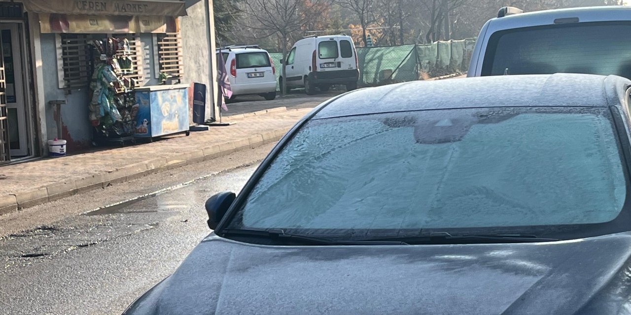 Eskişehir'de kırağı araç sahiplerine zorluk çıkardı