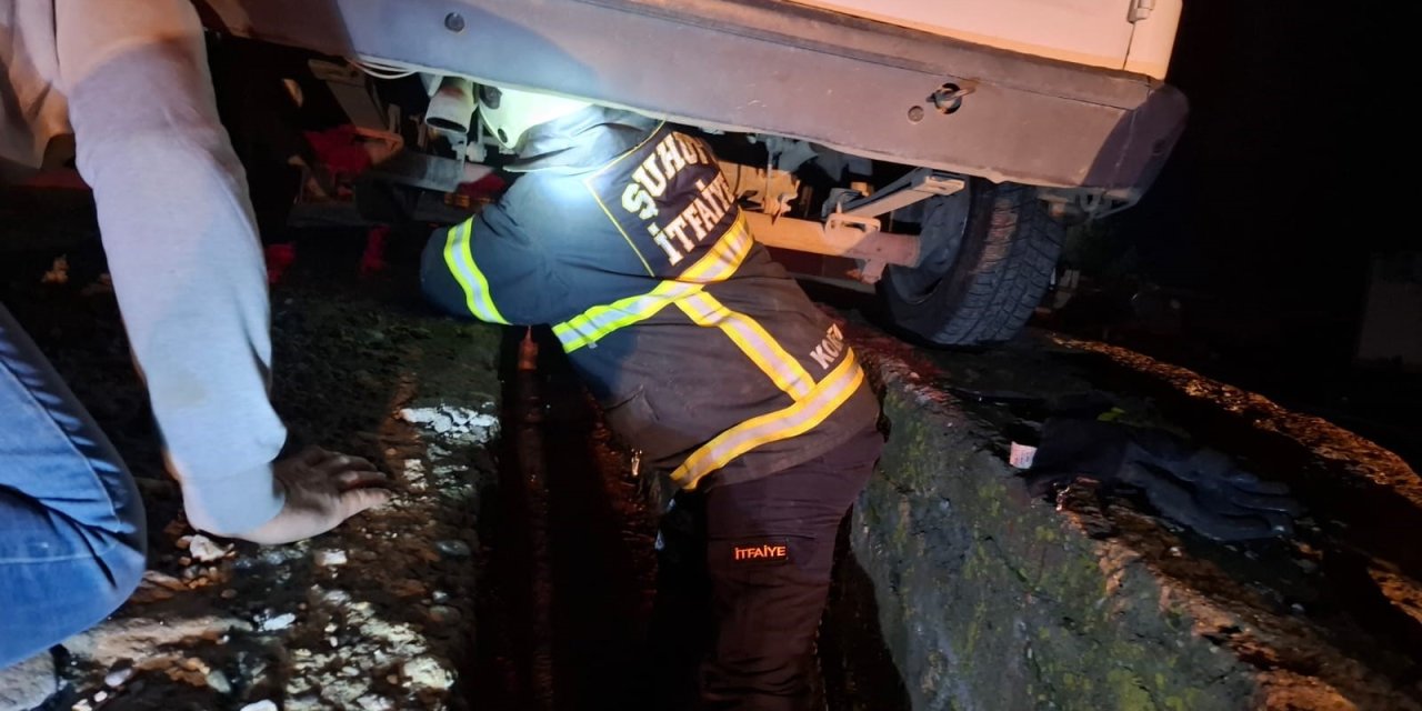Yavru kediyi kurtarma operasyonu