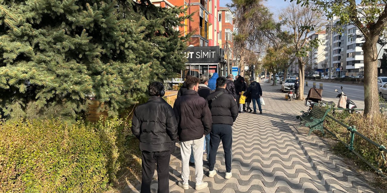 Eskişehir'de sıcak simit kuyruğu