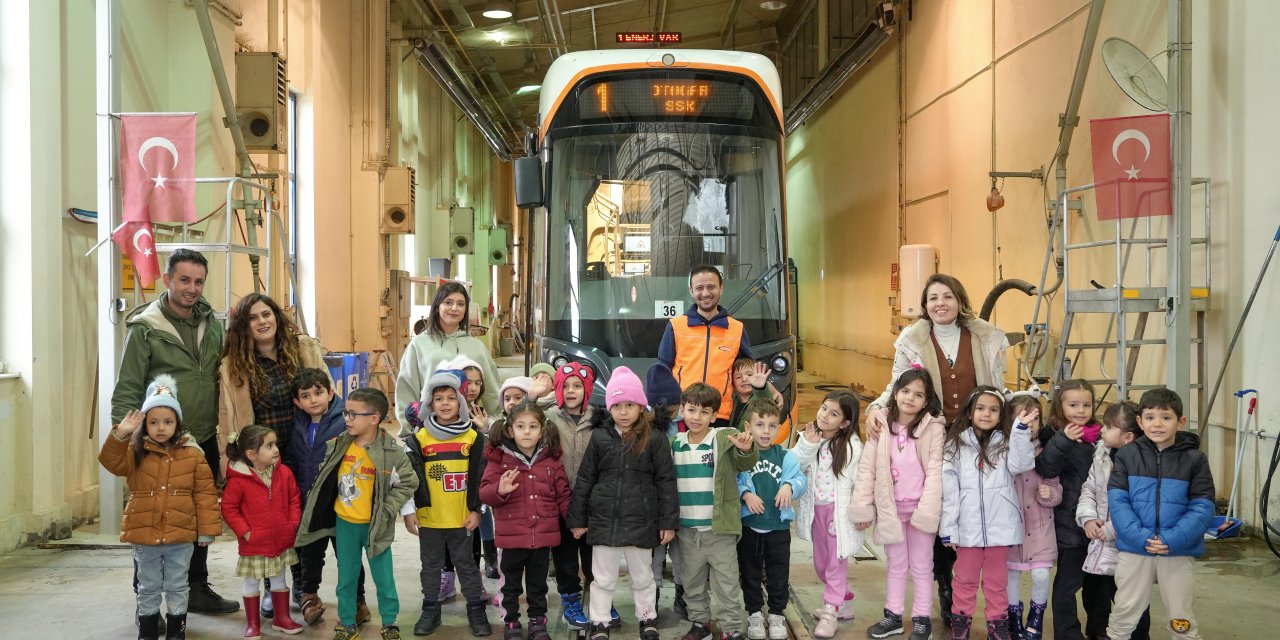 Minikler Estram'ı ziyaret etti